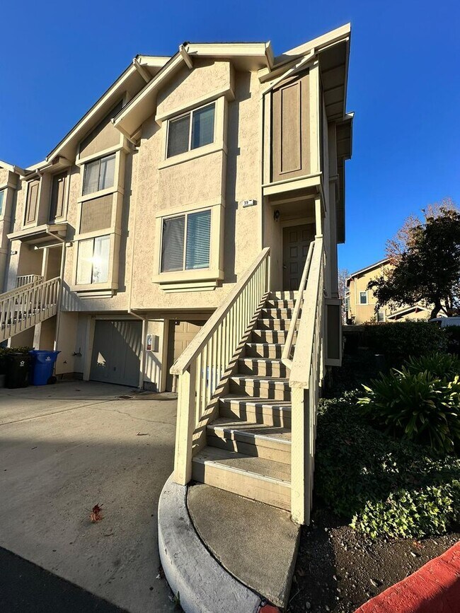 Building Photo - Cozy Beautiful Townhouse for Rent