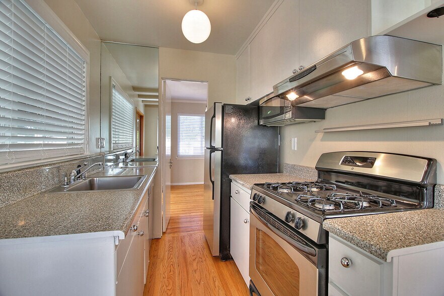 Building Photo - 884 Park Dr