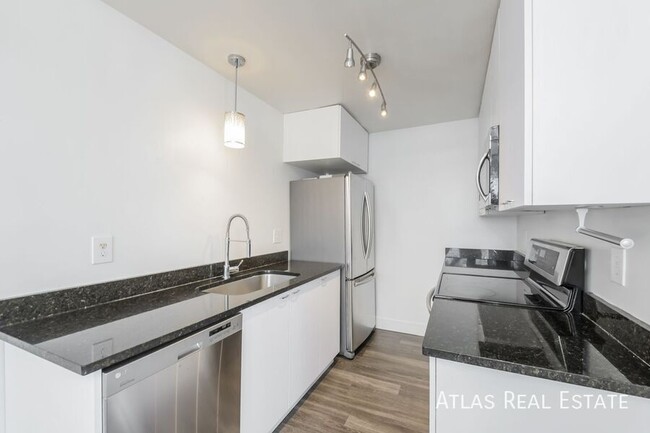 Building Photo - Beautiful 2 Bedroom 1 Bathroom, W/D in Uni...