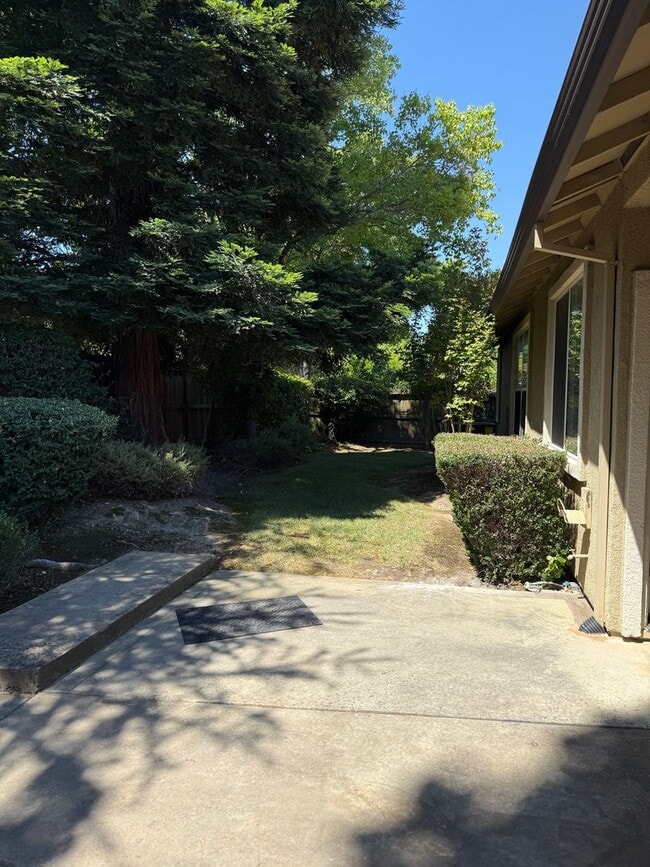 Building Photo - BEAUTIFUL SINGLE STORY 3+BD, 2.5 BA, & 3 CAR GARAGE!