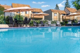 Building Photo - Villa del Sol
