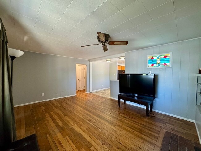 Building Photo - Charming Home Available in Tahoe Park!