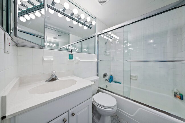 Building Photo - 250 Bradley Pl