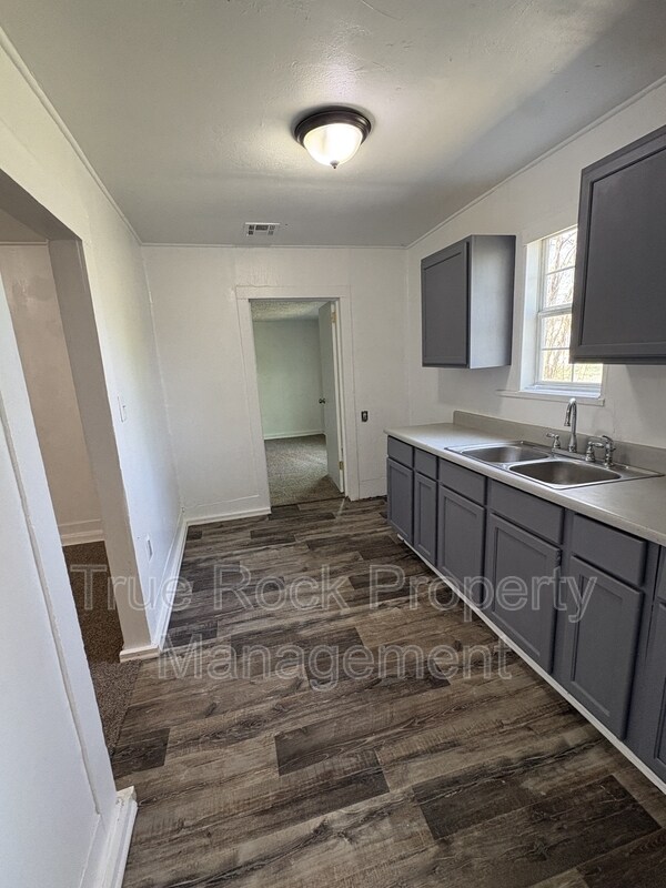 Building Photo - 730 W 8th St