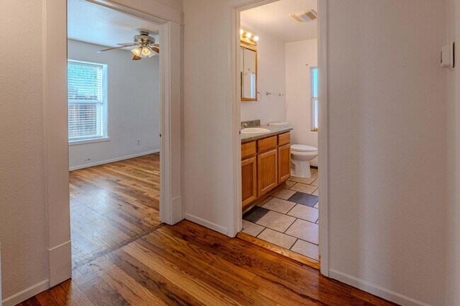 Building Photo - 609 Candelaria Rd NW