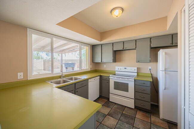Building Photo - 2812 S Cottonwood Dr