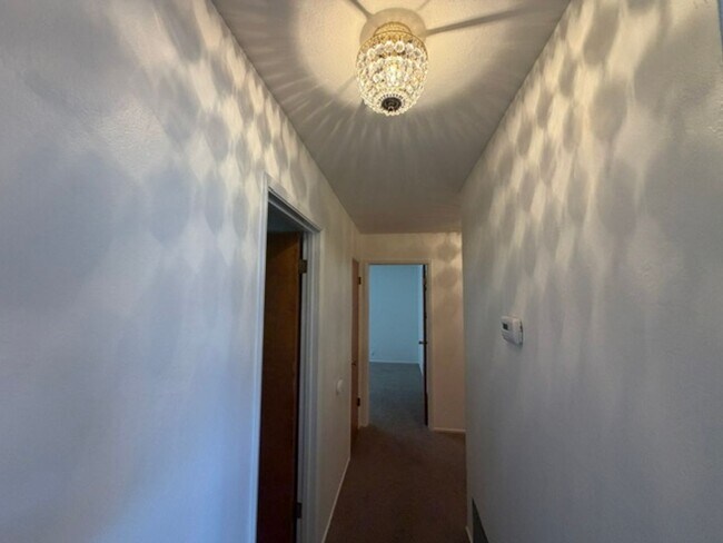Building Photo - 460 Mariposa Dr