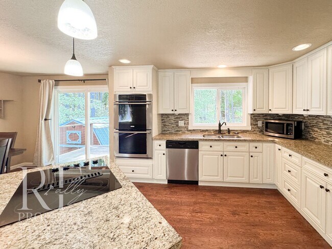 Building Photo - Bright & Spacious Split-Level Home with Gourmet Kitchen, Skylight & Expansive Yard