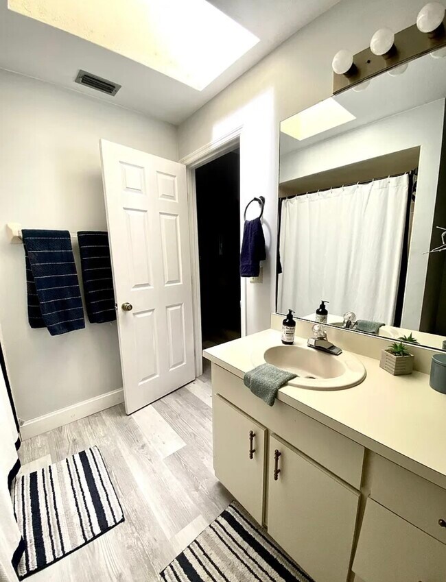 Building Photo - 6106 Everglades Dr