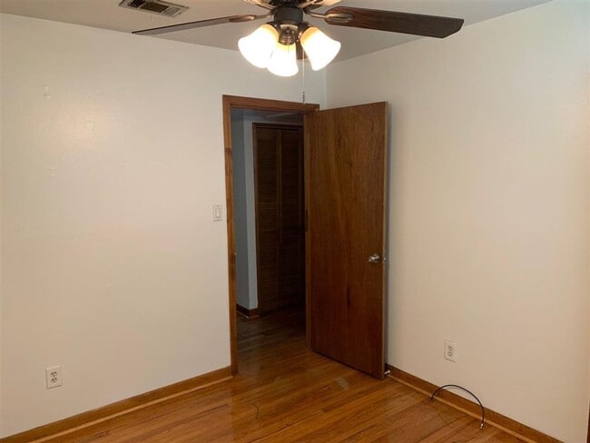 Building Photo - 1805 Mayhew St