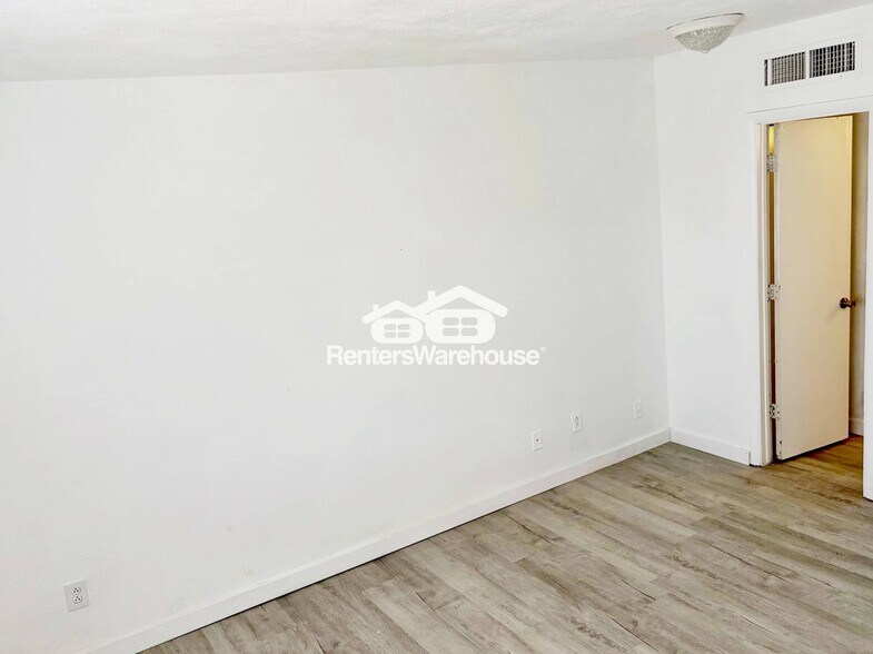 Building Photo - 2832 E Marconi Ave
