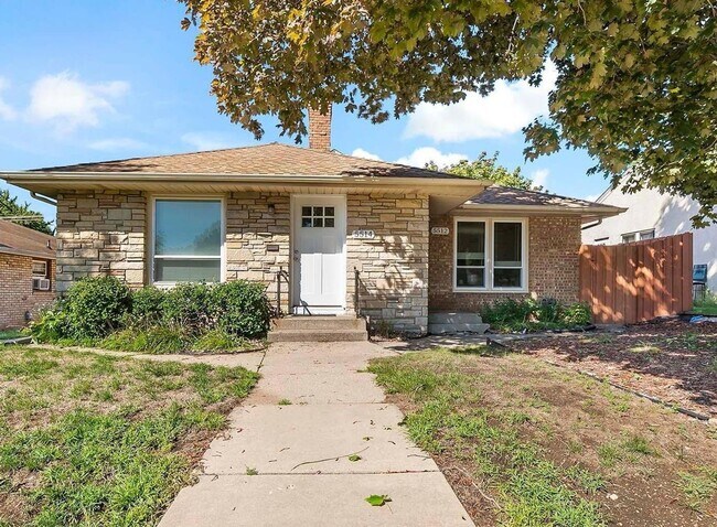 Building Photo - 3bd/2ba Mpls House with Optional 3rd Bd & ...