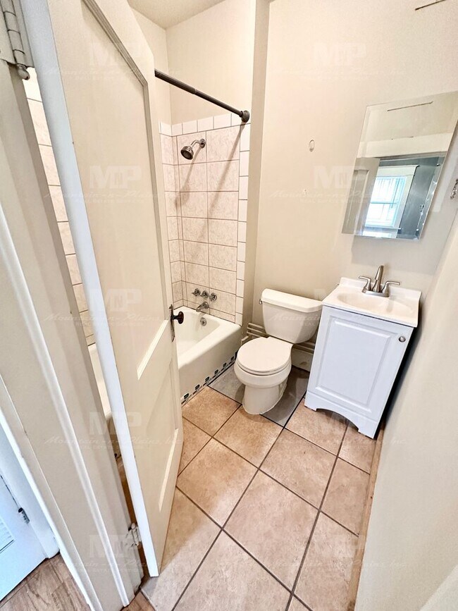 Building Photo - 619 S Whitcomb St