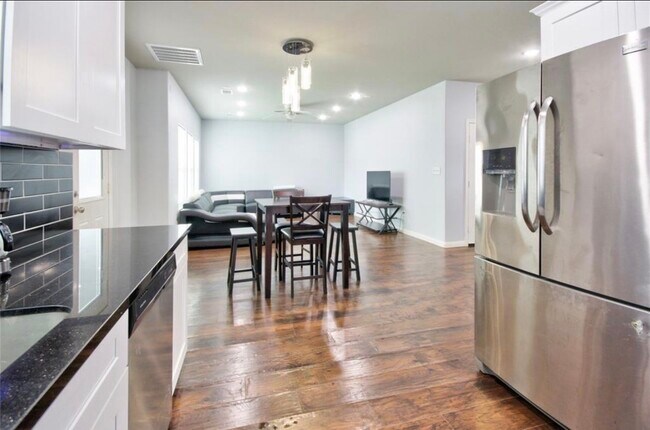 Building Photo - 3510 Oleander Ave