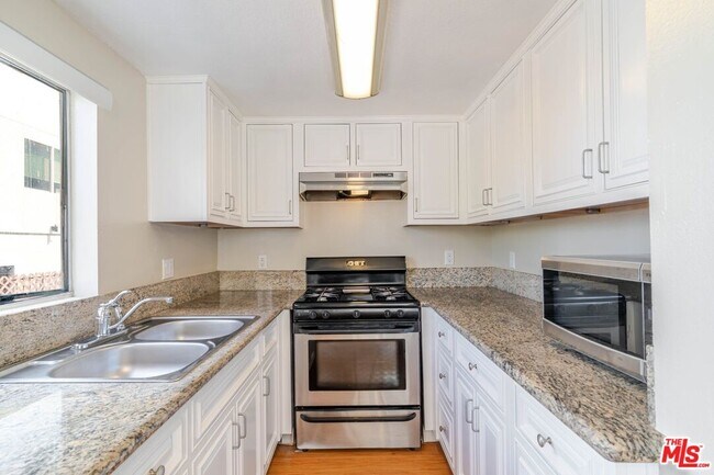 Building Photo - 11063 Cumpston St