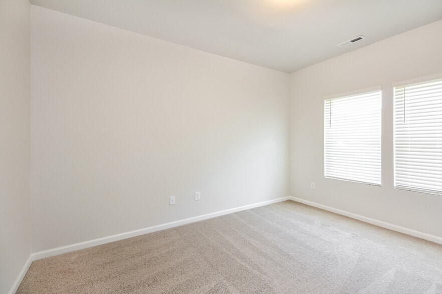 Building Photo - 7260 Bellacroft Dr