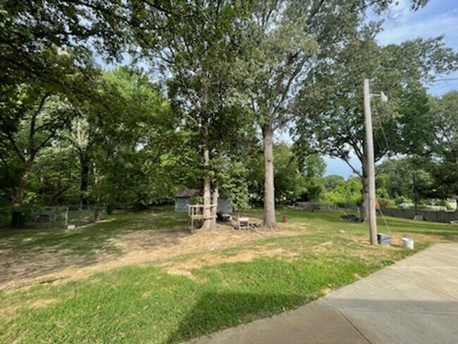 Building Photo - Beautiful home with lots of exterior space!