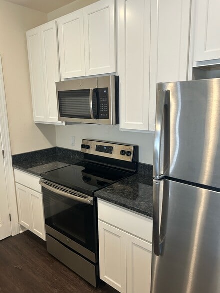 Building Photo - 1033 W Bridge St