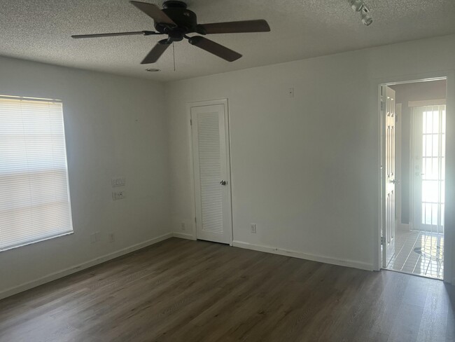 Building Photo - 128 Swan Pkwy E