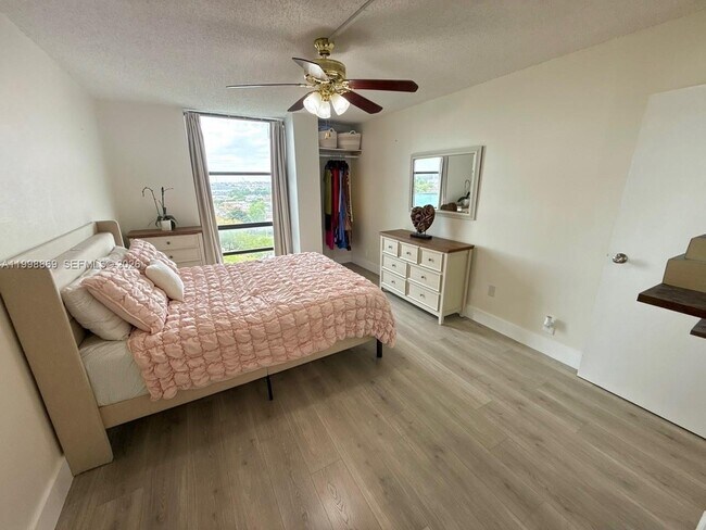 Building Photo - 1825 W 44th Pl