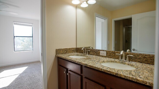 Building Photo - 1528 Moon Valley Dr