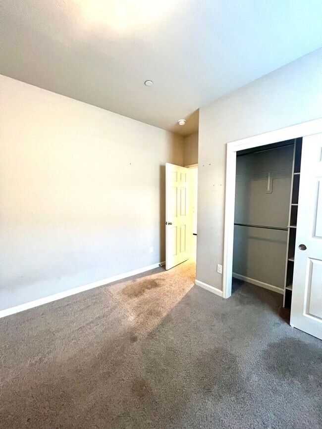 Building Photo - Charming 3 bedroom, 2 Bath Home