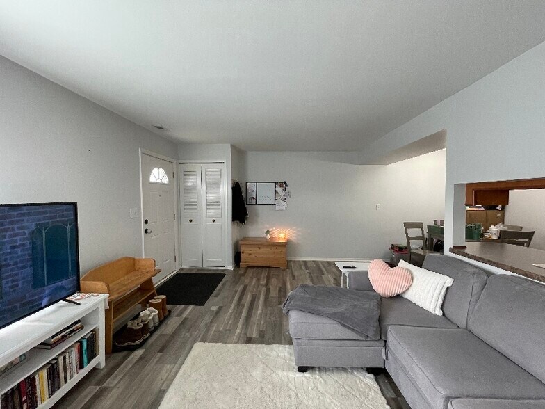 Building Photo - 9469 N Parkwood Dr