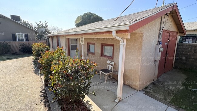 Building Photo - Studio apartment near Central Park at Mill Creek and many businesses.