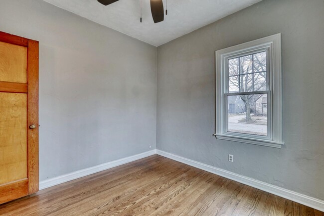 Building Photo - 122 S 77th St