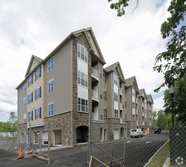 Building Photo - Riverbend East Apartments