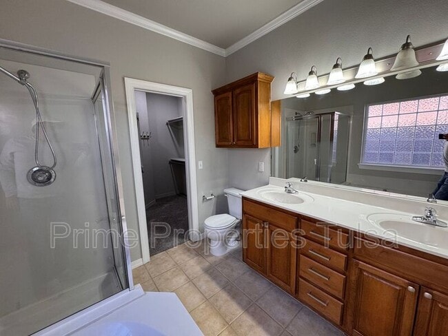 Building Photo - 528 North Willow Pl W