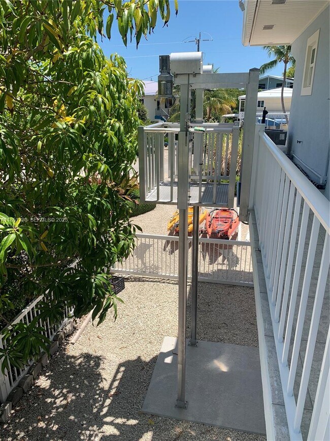 Building Photo - 112 Captains Ct