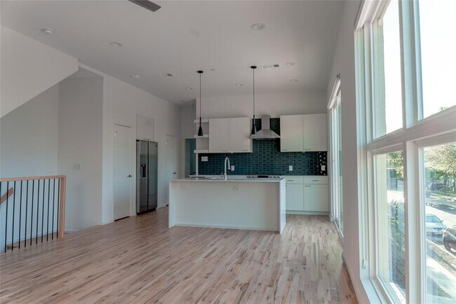 Building Photo - 5931 Ross Ave