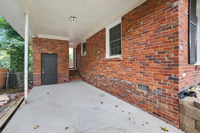 Building Photo - 332 Seneca Pl
