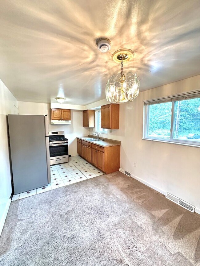Building Photo - Well-Maintained 2 Bed, 1 Bath Townhome in Munhall - Central AC & Heat, Integral Garage - Availabl...