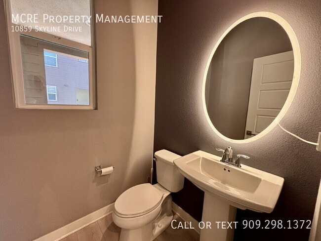 Building Photo - 10859 Skyline Dr