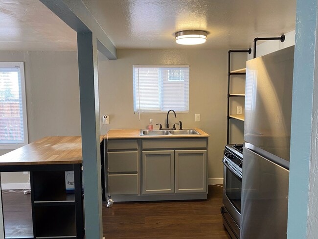 Building Photo - Little cottage nestled in a street surrounded with natural setting in Fremont Niles area , Availa...