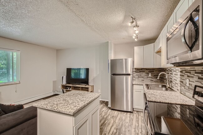 Building Photo - Spacious 1 Bed 1 Bath in the heart of Holly Hills. LEASING SPECIAL SEE INFO BELOW