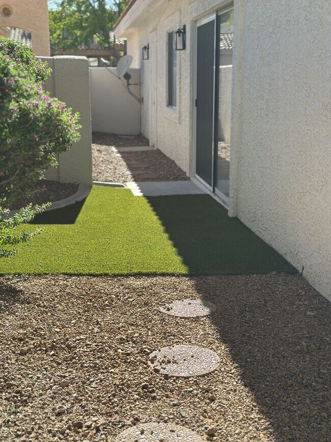 Building Photo - STUNNING DESERT SHORES MINUTES FROM THE LAKES!!!