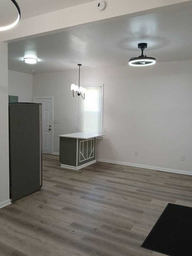Building Photo - 6015 Hosmer Ave
