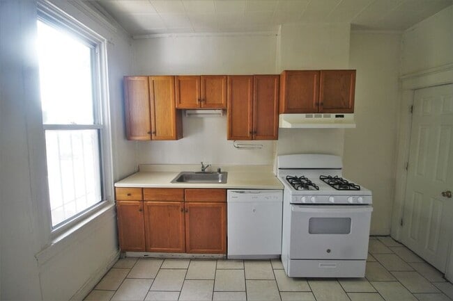 Building Photo - 225 W 29th St