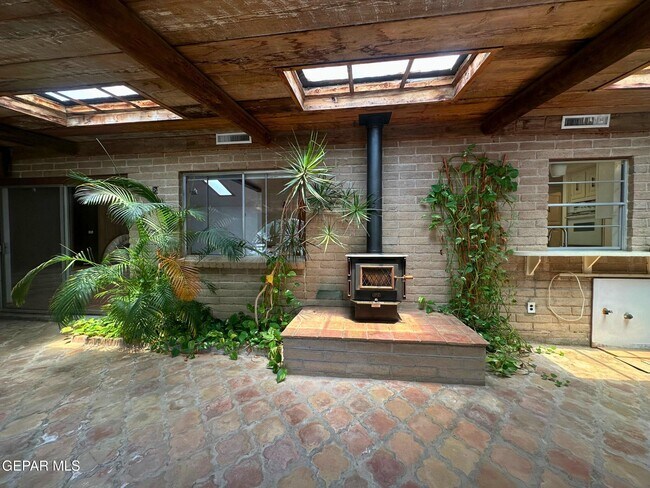 Building Photo - 1067 Villa Linda Way