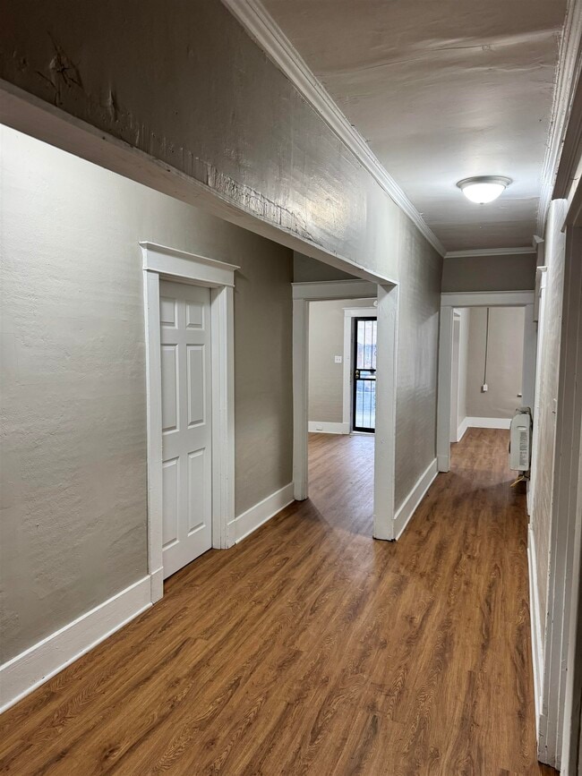 Building Photo - 919 N Willett St