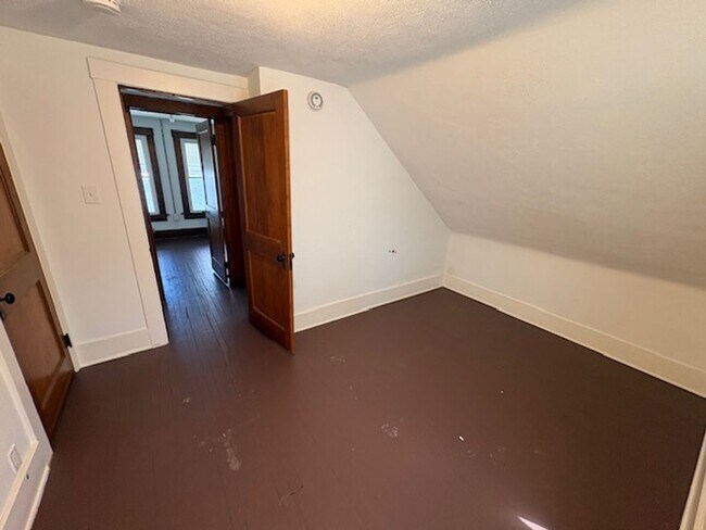 Building Photo - Cozy 2-Bed Single-Family in East Akron — Pet-Friendly, Garage + Covered Patio