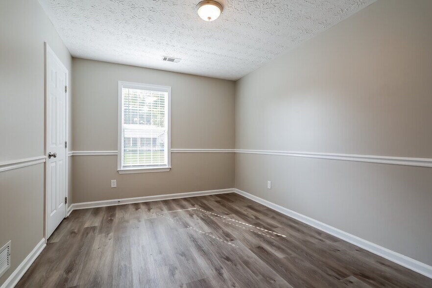 Building Photo - 810 Windsor Dr