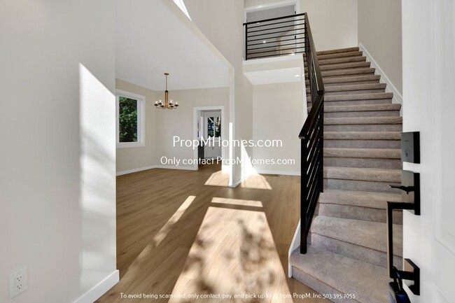 Building Photo - Spacious Light Filled Beautifully Remodele...