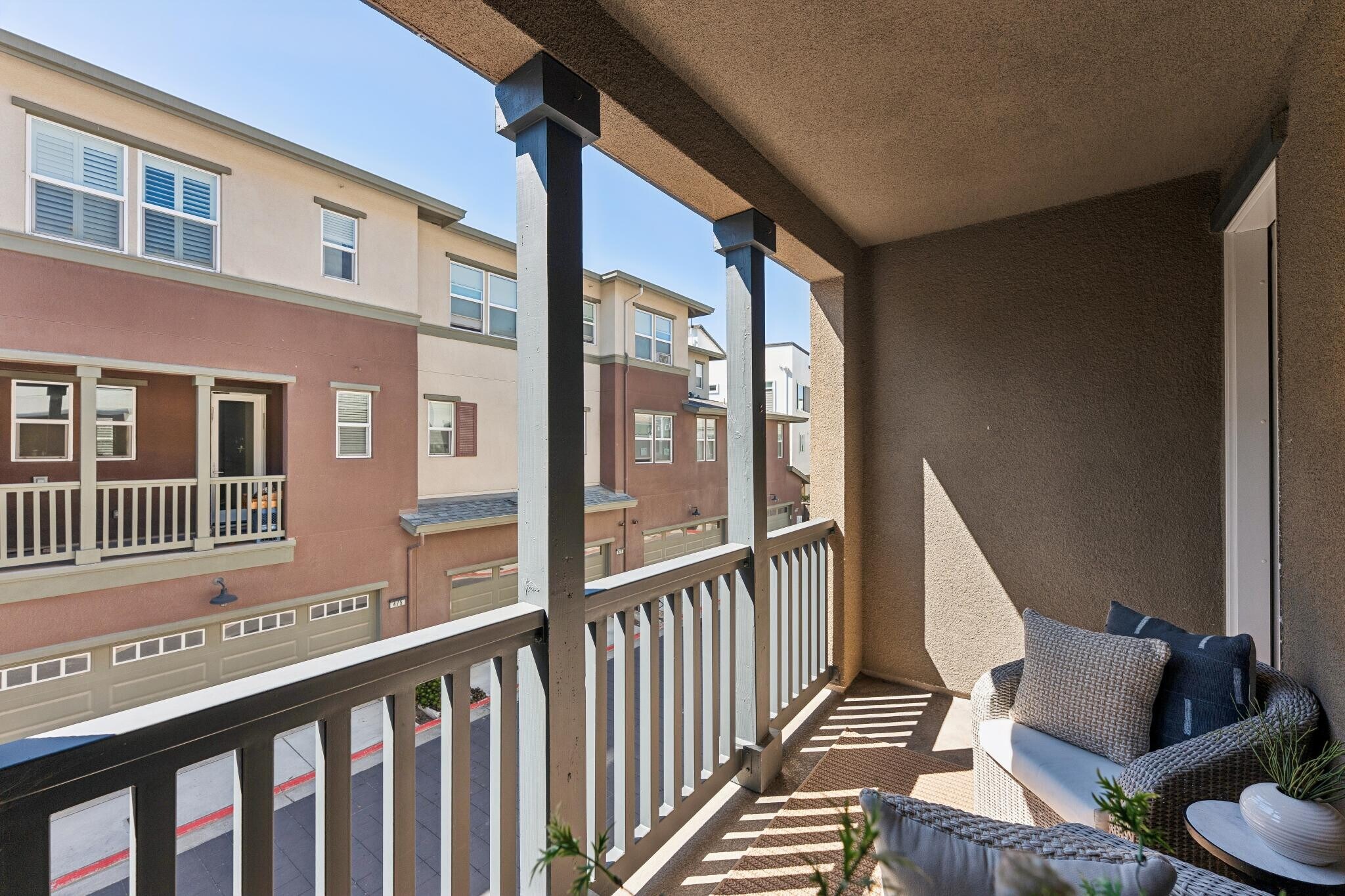 Building Photo - 489 Diller St
