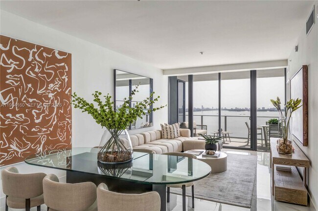 Building Photo - 700 NE 24th St