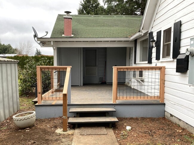 Building Photo - Quaint Hood River Cottage