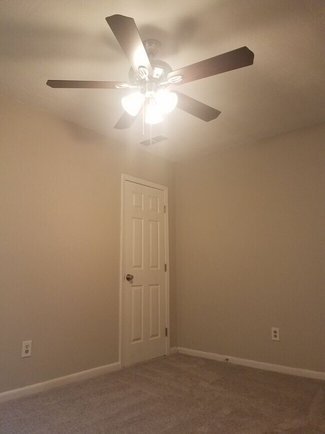 Building Photo - 2 Bed 1.5 Bath in Atlanta!